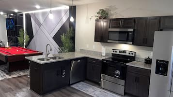 Microondas, horno, placa de cocina y lavavajillas