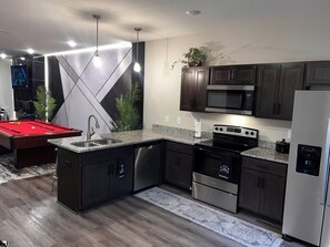 Micro-ondes, four, plaque de cuisson, lave-vaisselle