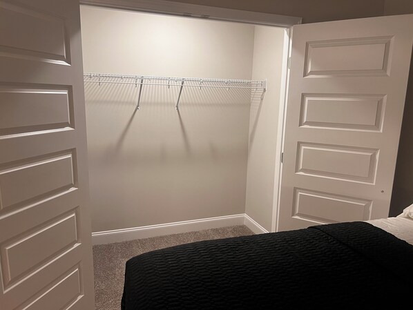 2 bedrooms, iron/ironing board, WiFi - 9 Beds- Pool Table- Fireplace-Patio (Clarksville)