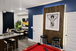 Dining - 9 Beds- Pool Table- Fireplace-Patio (Clarksville)