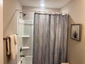 Serviettes fournies, savon, papier toilette