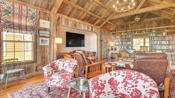 Smart-tv, pejs, dvd-afspiller, bordfodbold