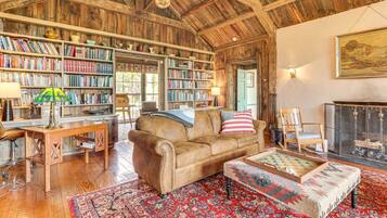 Smart-tv, pejs, dvd-afspiller, bordfodbold