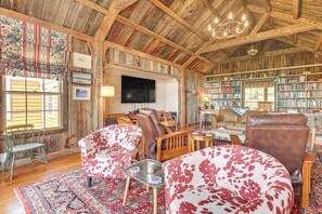 Smart TV, fireplace, DVD player, table football