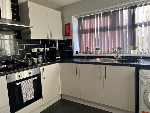 Micro-ondes, four, plaque de cuisson