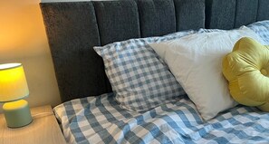 Iron/ironing board, WiFi, bed sheets - Rare Spacious 4 bed 4 en-suite apartment, 8 guests, free parking, fast wifi! (Warwick)