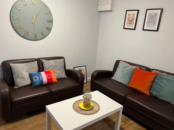 TV - Rare Spacious 4 bed 4 en-suite apartment, 8 guests, free parking, fast wifi! (Warwick)