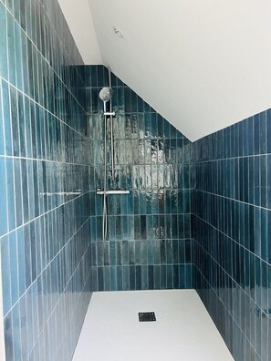Shower, hair dryer, towels, soap - Charming house, south-facing, walking distance to Portzic beach (Crozon)