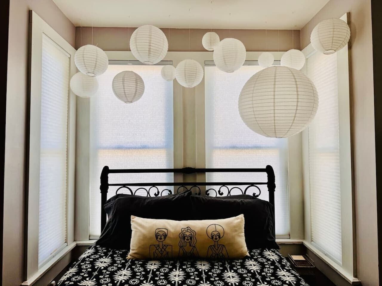 Desk, iron/ironing board, WiFi, bed sheets