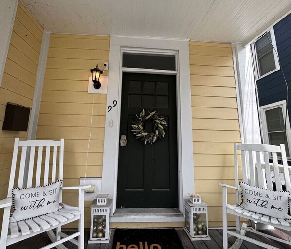 Exterior detail - 1 Bedroom | Cozy Lounge | Spacious (Catskill)