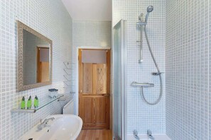 Shower - Large Groups | Contractors | Darlington | Sleeps 6 (Darlington)