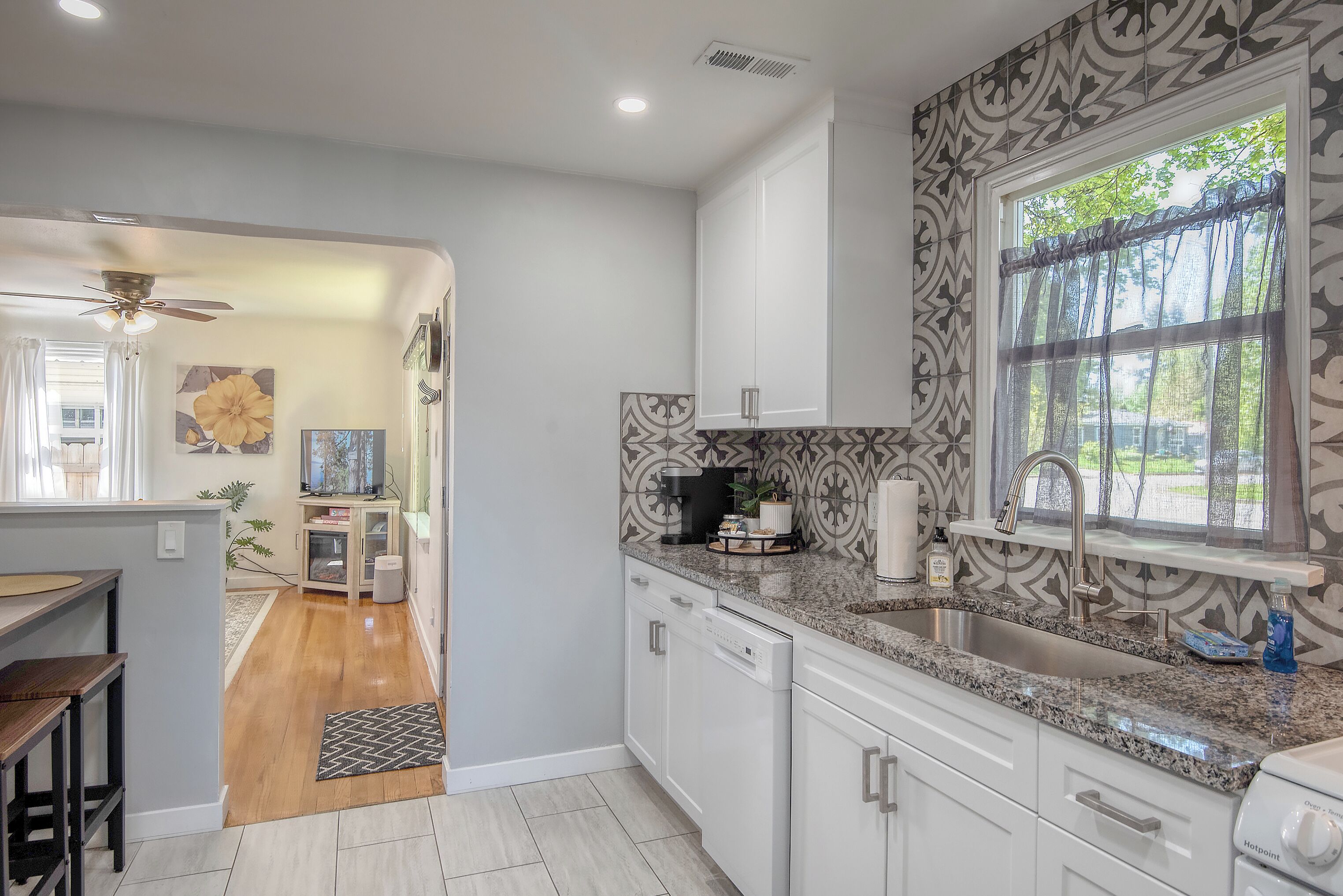 雪櫃、微波爐、焗爐、爐具