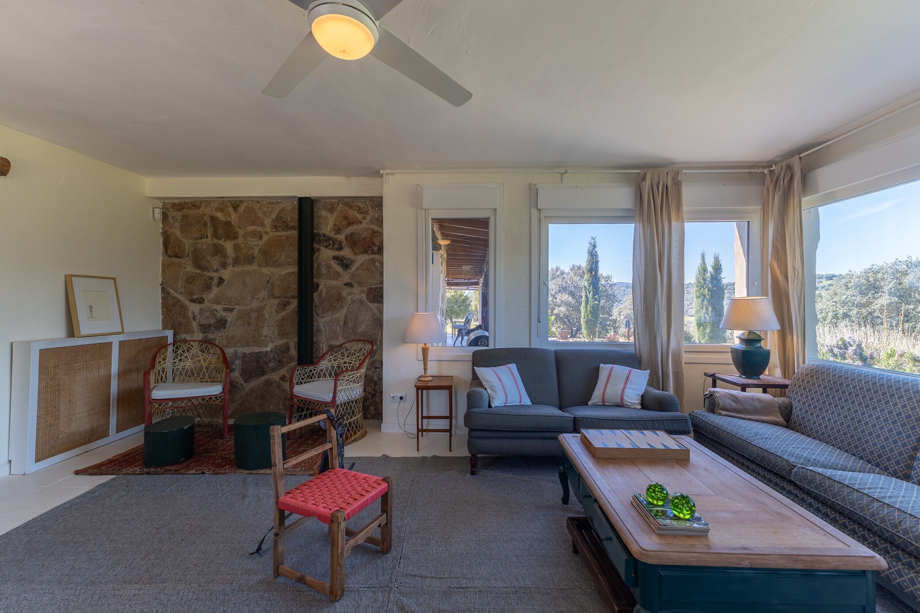 Een televisie en een open haard