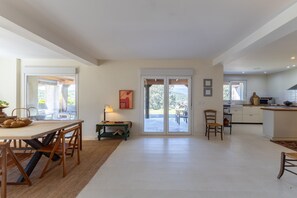 Dining - Casa En El Valle Del Tiétar: Mountain Views, Private Pool & Wi-Fi (Fresnedilla)