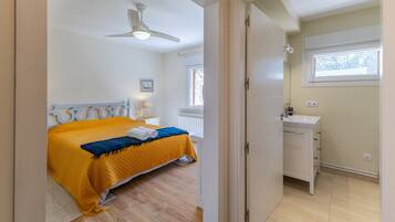 Een strijkplank/strijkijzer, wifi, beddengoed