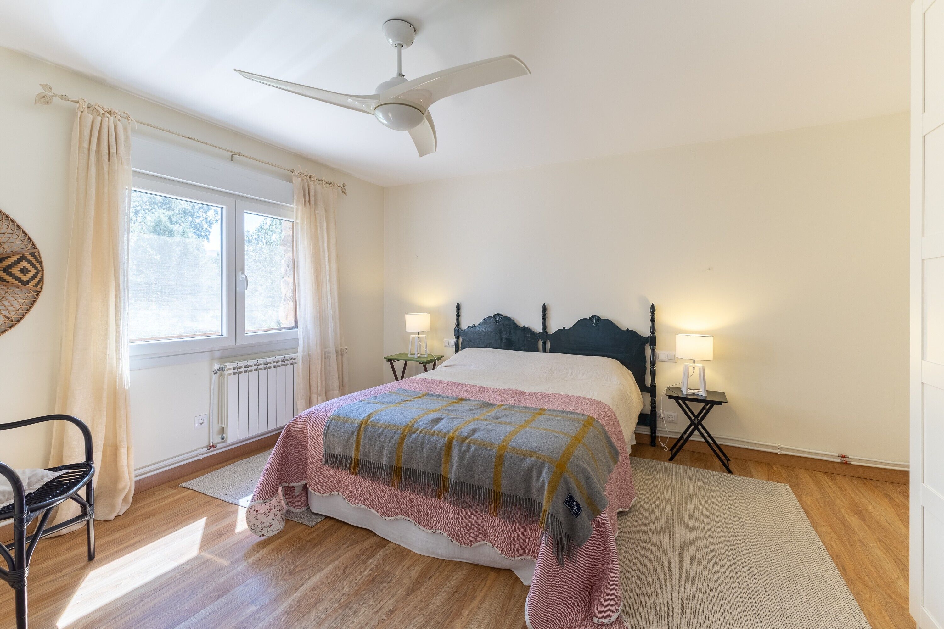 Tabla de planchar con plancha, wifi, ropa de cama