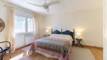 Tabla de planchar con plancha, wifi, ropa de cama