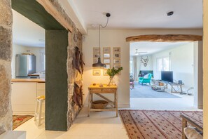 Interior - Casa En El Valle Del Tiétar: Mountain Views, Private Pool & Wi-Fi (Fresnedilla)