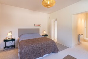 Iron/ironing board, WiFi, bed sheets - Casa En El Valle Del Tiétar: Mountain Views, Private Pool & Wi-Fi (Fresnedilla)