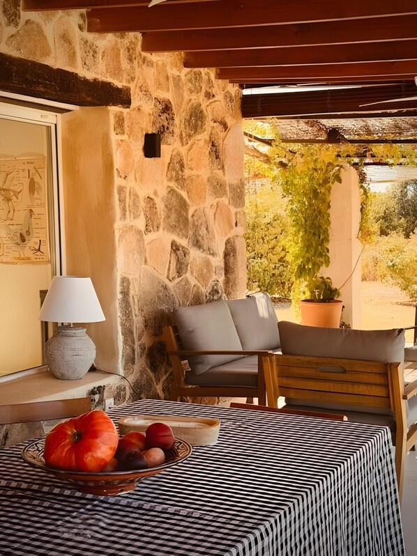 Outdoor dining - Casa En El Valle Del Tiétar: Mountain Views, Private Pool & Wi-Fi (Fresnedilla)