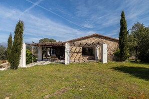 Exterior - Casa En El Valle Del Tiétar: Mountain Views, Private Pool & Wi-Fi (Fresnedilla)