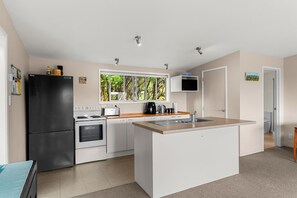 Réfrigérateur, micro-ondes, cafetière/bouilloire