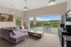 TV - Treetop Break - Waipu Cove Holiday Home (Waipu Cove)