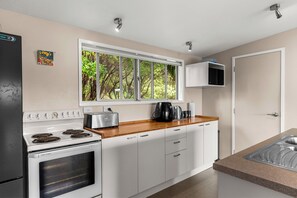 Fridge, microwave, coffee/tea maker, cookware/dishes/utensils - Treetop Break - Waipu Cove Holiday Home (Waipu Cove)