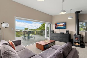 TV - Treetop Break - Waipu Cove Holiday Home (Waipu Cove)