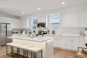 Fridge, microwave, oven, stovetop - Spacious Group Home Sleeps 15 - Near Disney & OC (Santa Ana)