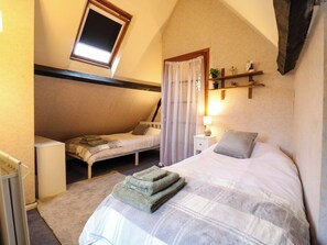 3 bedrooms, individually decorated, individually furnished, free WiFi - Clare's Cottage (Bedford)