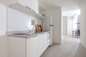 Geladeira, micro-ondas, cooktop, talheres/pratos/utensílios de cozinha