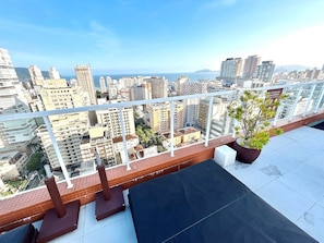 A rooftop terrace with a view of a cityscape and the sea. - SHB - Complete leisure with pool, sauna at Gonzaga (Santos)