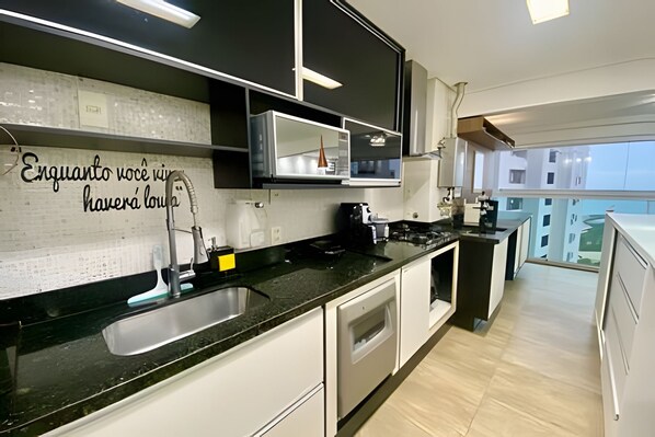 Private kitchen - SHB - Brisa Marinha: Your refuge with ocean views. (Santos)