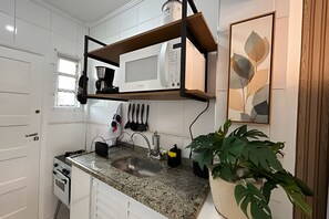 Geladeira, micro-ondas, fogão, cafeteira/chaleira