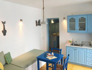 Fridge, stovetop, coffee/tea maker, electric kettle