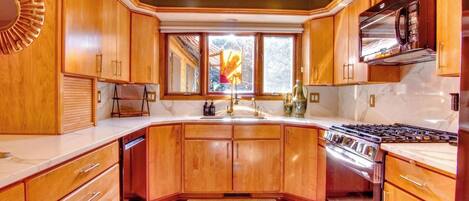 Mikroaaltouuni, uuni, liesi, astianpesukone