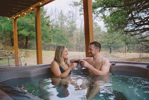 Rock Chalk Retreat: Ultimate Luxury Stay, Hot Tub & Minutes to Stadium