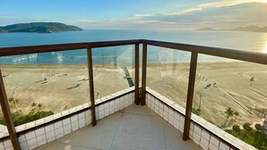 A balcony with a view of a beach and the sea. - SHB - Sea Glow: Balcony with Ocean View (Santos)
