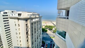 Ein Hochhaus mit Blick auf Strand und Meer.