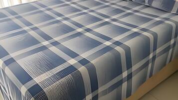 2 quartos, ferros/tábuas de passar roupa, roupa de cama