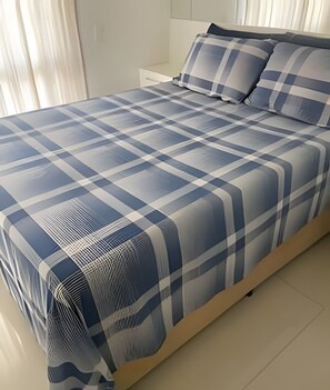 2 quartos, ferros/tábuas de passar roupa, roupa de cama