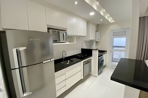 Fridge, microwave, oven, cookware/dishes/utensils - SHB - Refinement, Ocean View, Sauna and Pool! (Santos)