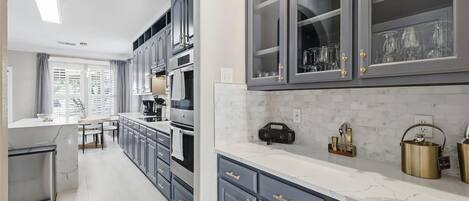 冷蔵庫、電子レンジ、オーブン、コンロ