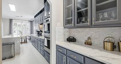 6BD Luxury Retreat w Backyard & Access Golf Course
