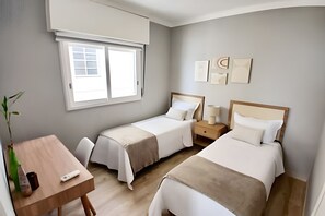 Iron/ironing board, bed sheets