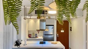 Microwave, cookware/dishes/utensils