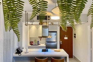 Microwave, cookware/dishes/utensils - SHB - Incredible beachfront apartment in Gonzaga (Santos)
