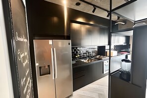 ثلاجة، ميكروويف، فرن، ماكينة لصنع القهوة/الشاي