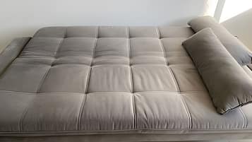 Tabla de planchar con plancha y ropa de cama